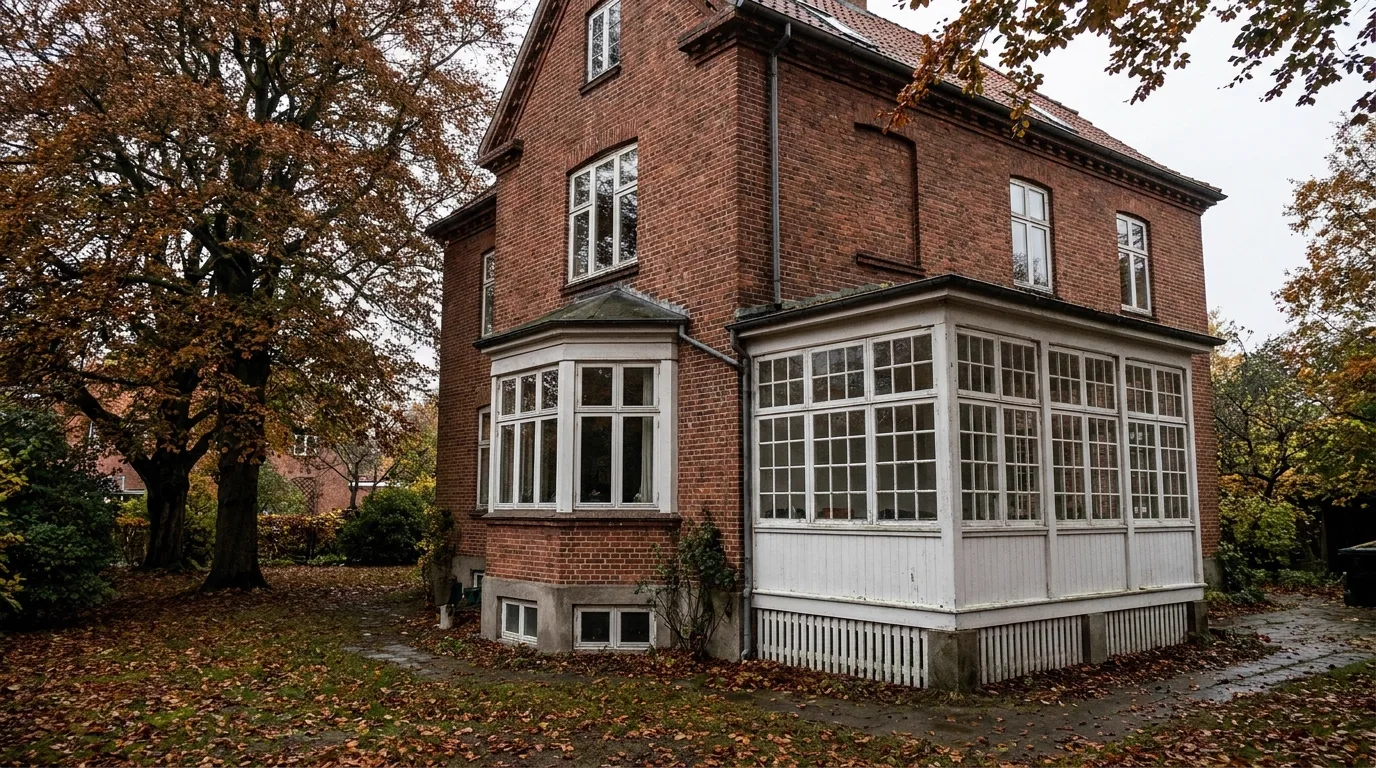 Rød murstensvilla i Charlottenlund med karnap og hvid glasveranda