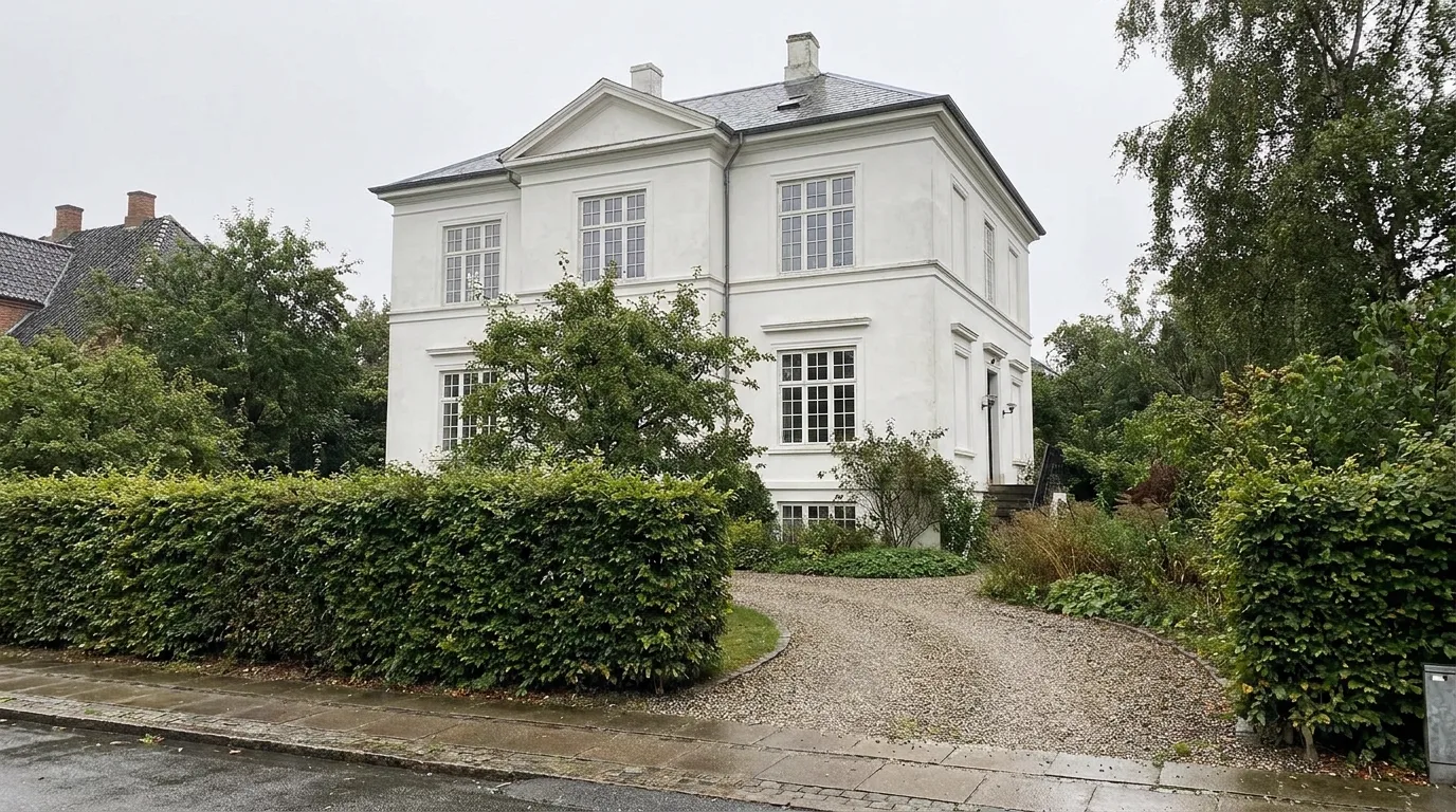 Hvid villa i Hellerup i tre etager med høje sprossede vinduer